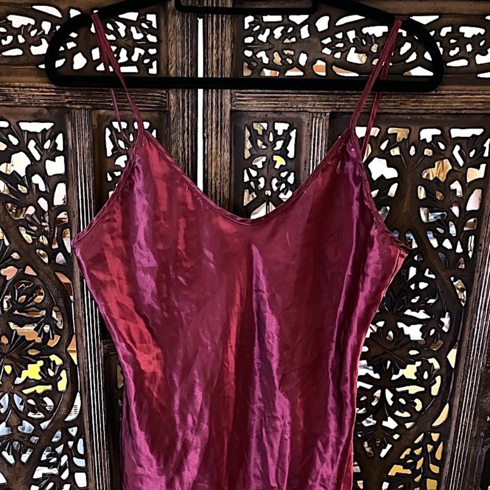 VIOLETS AND ROSES RUBY RED MAROON SPAGHETTI STRAP V NECK BABYDOLL CAMI TOP